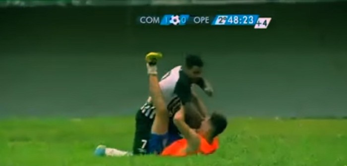 Pasapelotas brasileño sufrió dura golpiza de jugador rival tras celebrar gol de su equipo