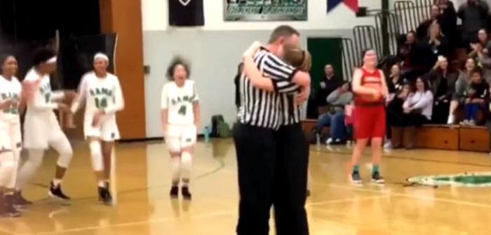 Árbitro pidió matrimonio en pleno partido de básquetbol: el video se volvió viral