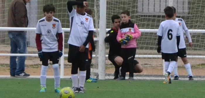Árbitro saca aplausos en redes al enseñar a un niño a armar la barrera en medio de partido