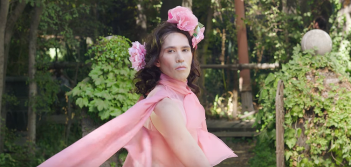 ¡Al desnudo! Di Mondo protagoniza osado y romántico cortometraje junto a su pareja