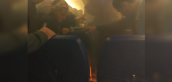 Pasajeros viven aterrador viaje: celular explotó dentro de un avión y lo llenó de humo