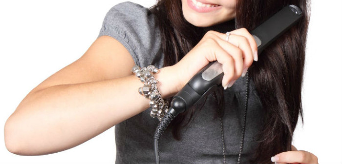 Joven brasileña muere tras realizar peligrosa (y cotidiana) maniobra con alisador de pelo