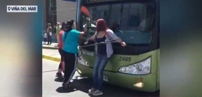 La arriesgada maniobra de pasajera que intentó impedir que un bus iniciara su marcha