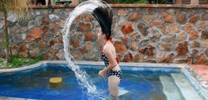 Quiso tomar la foto perfecta pero su madre 'arruinó' todo con cómico gesto