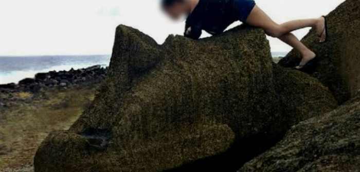 Las duras sanciones que deberá cumplir (y pagar) joven que posó encima de un moai