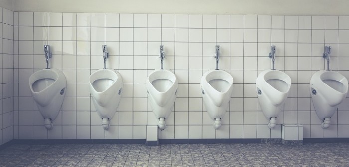 Difunden video y cruda carta de madre que abandonó a recién nacido en baño de aeropuerto