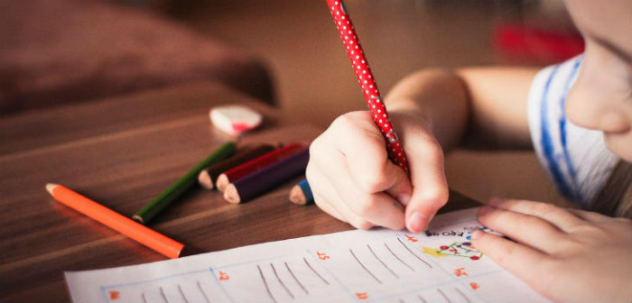 Mujer debía comprarle los útiles escolares a sus hijos: su ‘sacrificio’ emocionó a todos