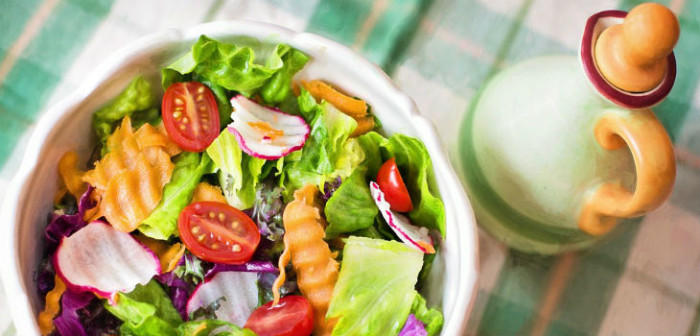 Mujer se llevó horripilante 'sorpresa' mientras comía su ensalada: temió por su vida