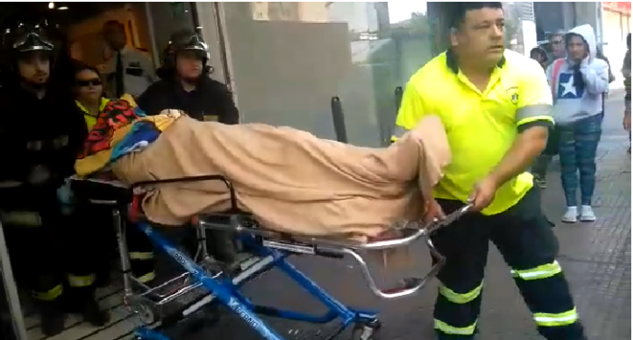 Repisa cae sobre mujer al interior de multitienda Paris en centro de Concepción