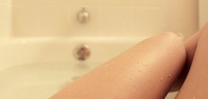 Niña se dio un baño de tina y murió electrocutada por una común y peligrosa práctica