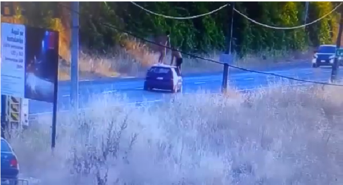 Video capta a jóvenes sobre techo de automóvil en movimiento en Laja