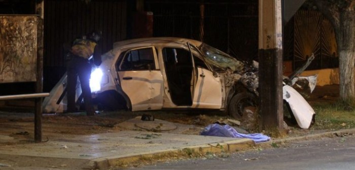 Tres carabineros chocaron casa en La Pintana tras persecución: terminaron lesionados