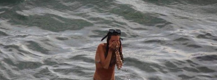 Parto 100% natural: increíble caso de mujer que dio a luz mientras se bañaba en una playa