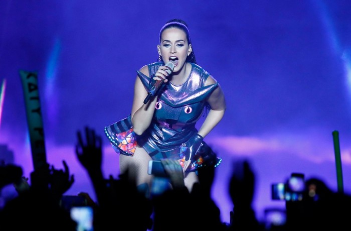 Katy Perry sorprende a sus fans chilenos en pleno show: aparece vestida con la bandera