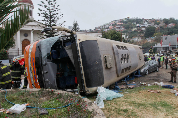 Fotografía de carabinero junto a víctima de accidente en Valparaíso conmovió en redes