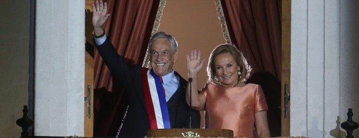 Público lo pidió: Presidente Piñera y su esposa inician discurso oficial con 'el beso'