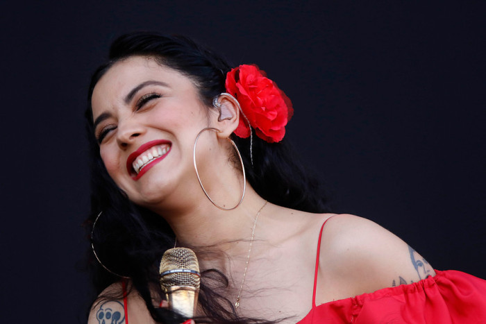 Mon Laferte le hace curioso regalo a fanáticos durante su show en Lollapalooza