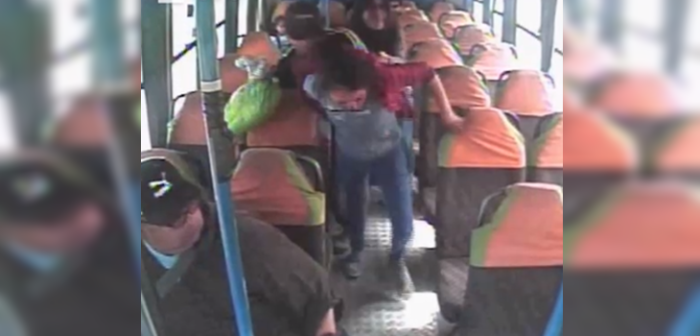 Video capta violento asalto a joven en microbús de Concepción: nadie la defendió