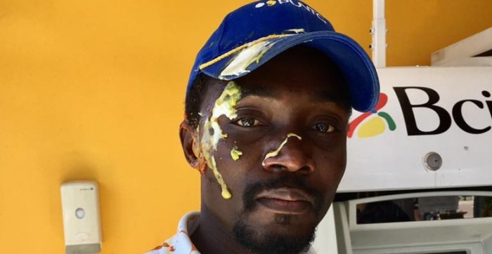 Difunden video de inmigrante agredido por cliente que le tiró un completo en la cara