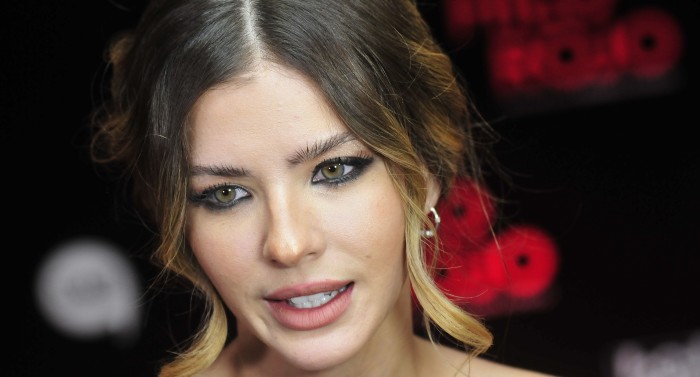 'China' Suárez defiende la lactancia materna con foto amamantando en público