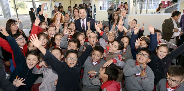 El noble gesto de alcalde de Coronel: donó su sueldo para becar a 15 estudiantes