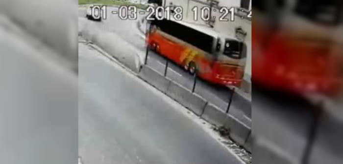 Impactante: cámara de seguridad capta momento exacto en que bus volcó en Valparaíso