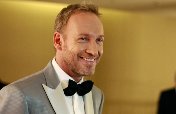 Martín Cárcamo quedó mudo: mujer le robó beso en plena conmemoración del Día de la Mujer