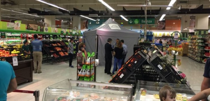 Jumbo de Santiago siguió funcionando normalmente pese a tener un cuerpo en medio del local