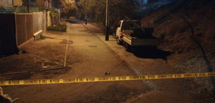 Hombre murió apuñalado: su padre lo encontró en ropa interior en la vía pública