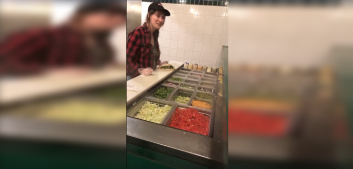 Trabajadora enojada respondió de manera asquerosa a una cliente: le escupió su hamburguesa