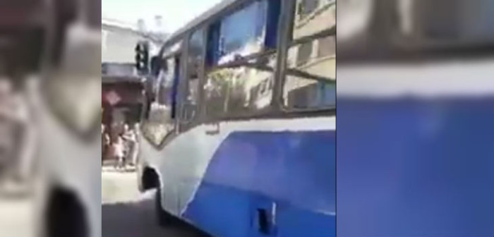Agreden a chofer que ingresó con bus a paseo peatonal: habría sufrido ataque de parkinson