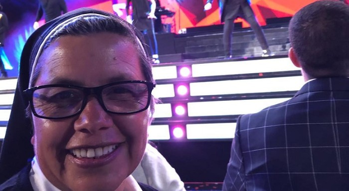 Monjita fanática de Miguel Bosé recibe emocionante sorpresa por su labor en hogar