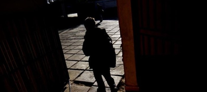 Otra protesta: hombre se realizó cortes en un brazo por no pago de licencias en Compin de Santiago