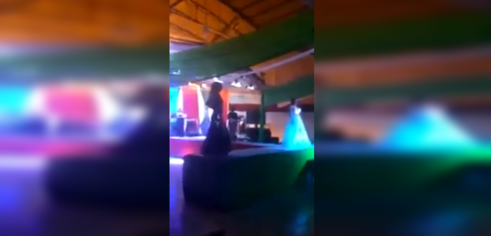 Candidata a reina que perdió concurso se desquitó con la ganadora: la botó desde escenario