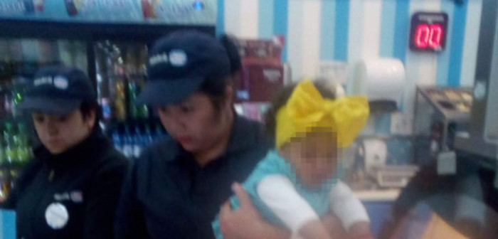 Empresa deberá pagar millonaria multa por obligar a mujer a trabajar con su hija en brazos