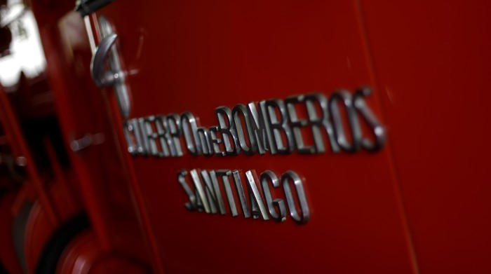 Video muestra momento exacto en que un auto choca carro de bomberos e impacta una casa