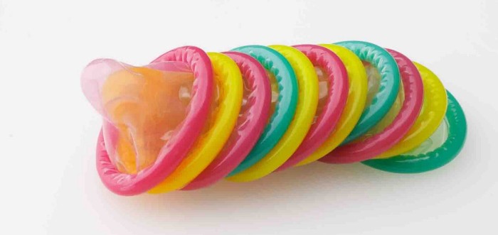 El nuevo desafío que alerta en redes: aspirar un condón por la nariz y sacarlo por la boca