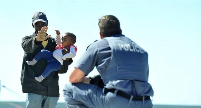 Dramáticas fotos captan el momento en que padre lanza a bebé desde el techo en Sudáfrica