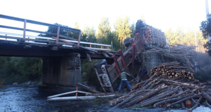 Paso de camión provocó colapso de puente en Quilleco: 3 comunas quedaron semi aisladas