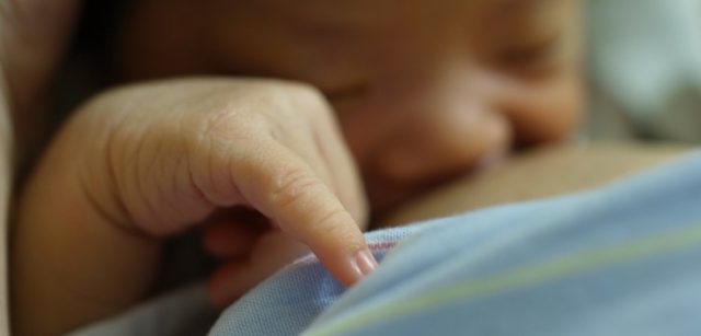 Mujer acusa discriminación luego de ser expulsada de tribunal por amamantar a su hijo