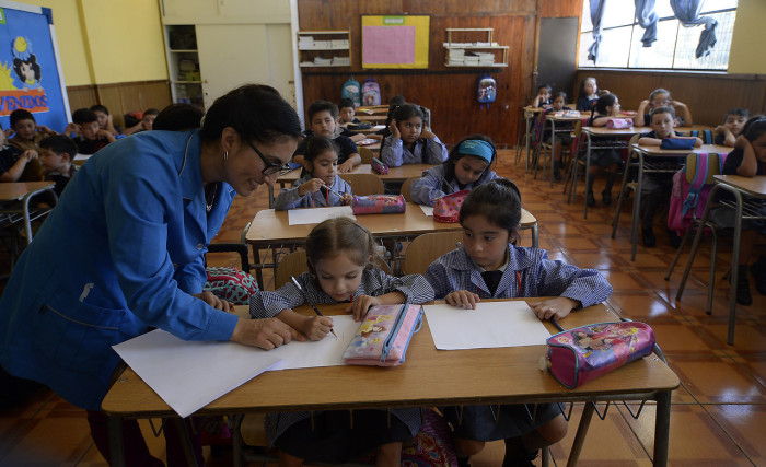 Ante aumento de VIH: Mineduc propone que educación sexual sea impartida desde Pre Kinder