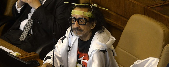 ¿Cedió a las presiones? Florcita Motuda llegó con sofisticado look al Congreso