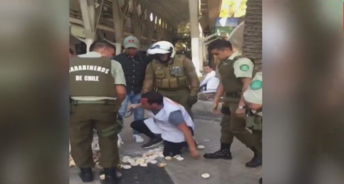 Registran violenta detención a excarabinero que vendía en la calle: le destrozaron todo