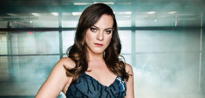 Daniela Vega sorprende en redes con fotografía al interior de una turbina de avión