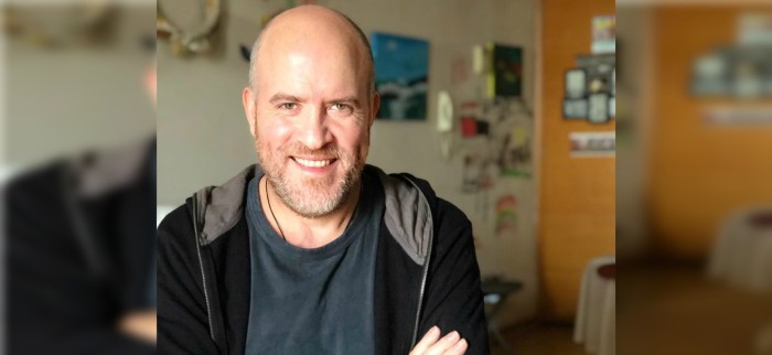 Jaime Davagnino deja 'Bienvenidos' y regresa a TVN: será la voz en off del nuevo 'Rojo'