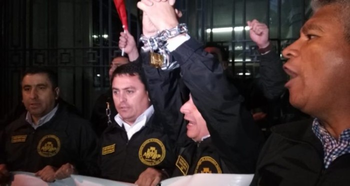 Gendarmes se encadenaron a edificio institucional: acusan criminalización de funcionarios