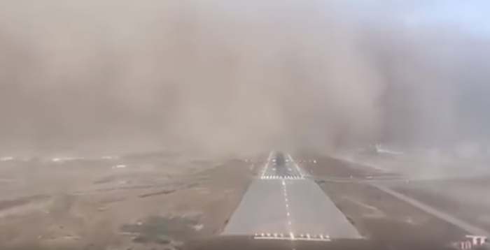 Vuelo del terror terminó en proeza: piloto logró aterrizar en plena tormenta de arena