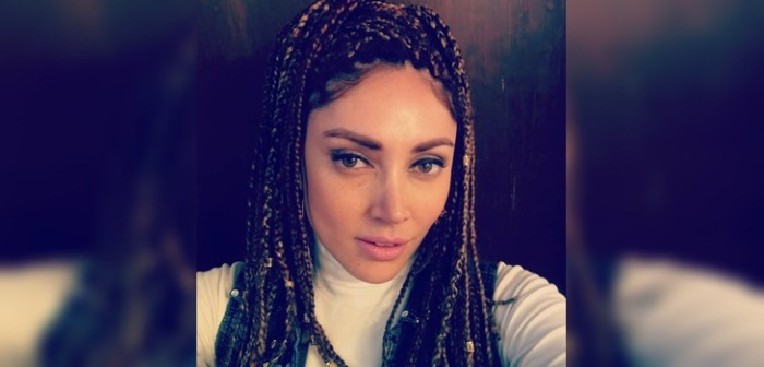 Cubrió su cuerpo con escarcha: 'La Rancherita' lució osado desnudo para nuevo videoclip