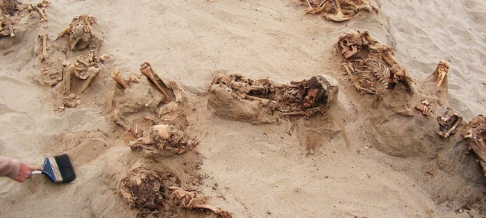 Descubren antiguo sacrificio masivo de niños en Perú: podría ser el más grande del mundo