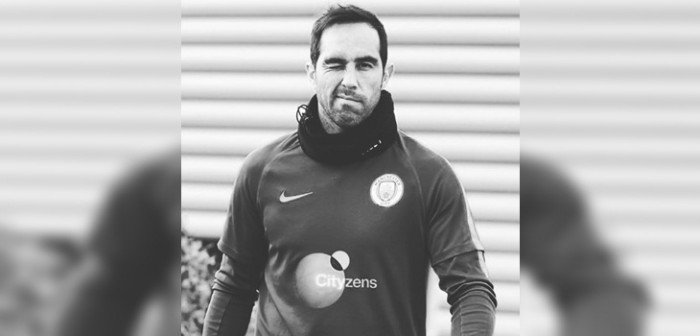 El noble gesto de Claudio Bravo con damnificados por incendios en el Maule: regaló cuatro casas